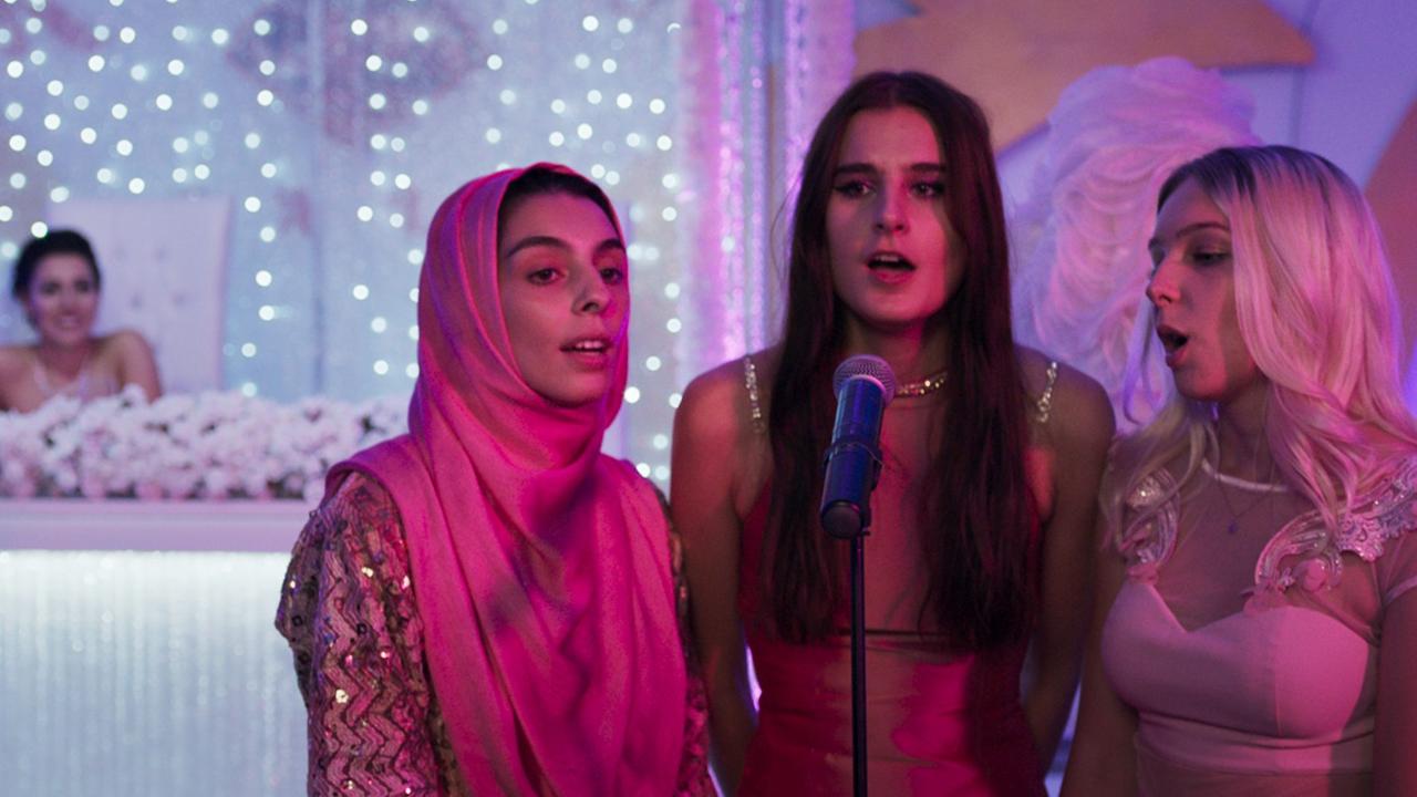 Die drei Freundinnen Yesmin, Nati und Bella erregen mit einem Video Aufsehen. Im Bild singen sie gemeinsam in ein Mikrofon. Die drei Freundinnen Yesmin, Nati und Bella erregen mit einem Video Aufsehen. Im Bild singen sie gemeinsam in ein Mikrofon.