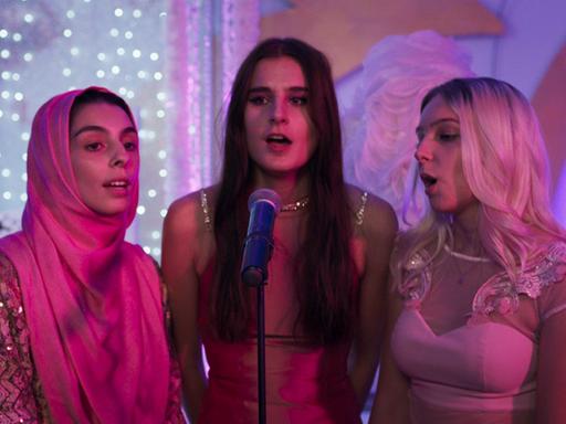 Die drei Freundinnen Yesmin, Nati und Bella erregen mit einem Video Aufsehen. Im Bild singen sie gemeinsam in ein Mikrofon.