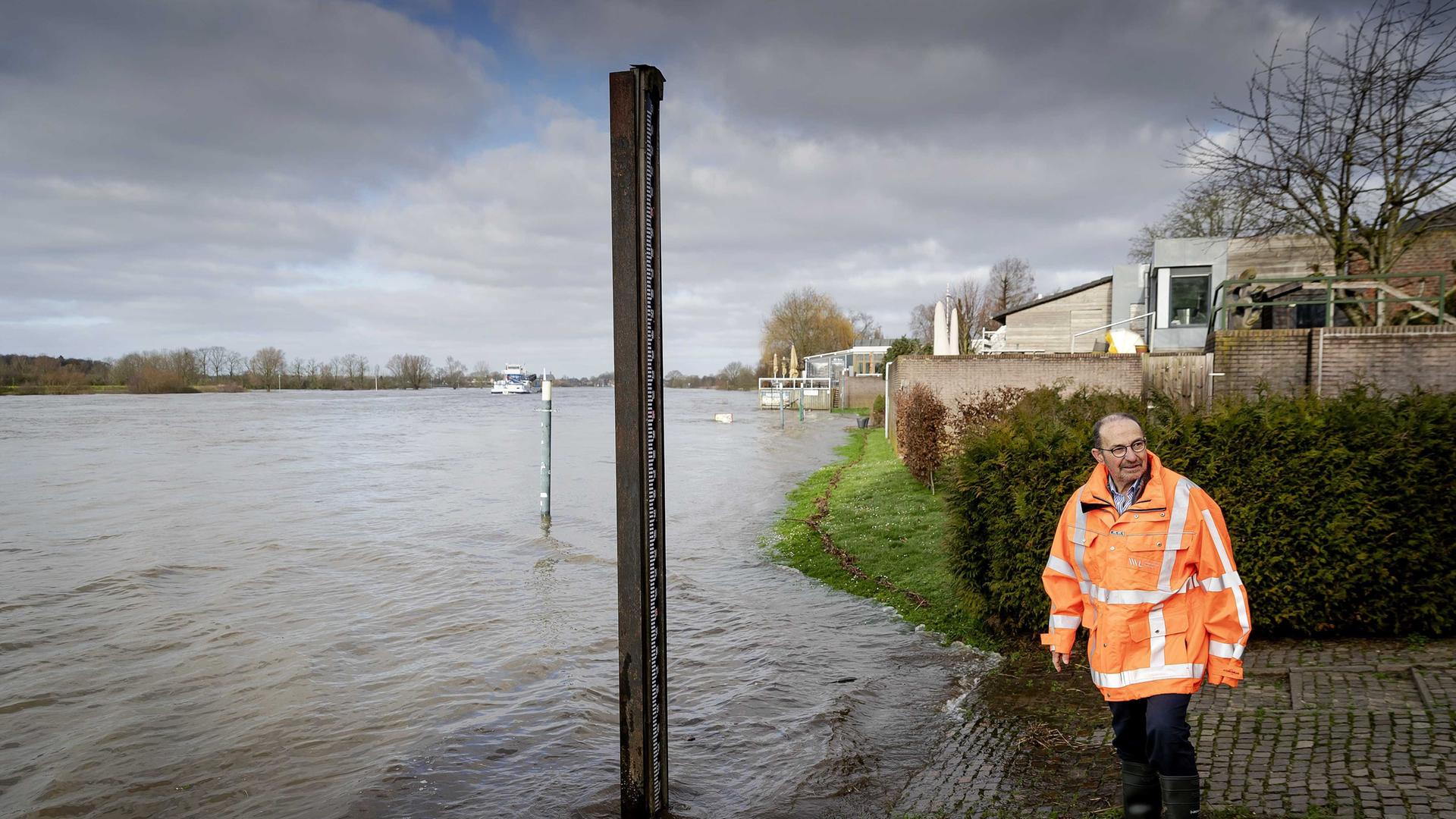 Ein Deichwächter der Limburger Wasserbehörde dreht seine Runde an kritischen Punkten in und um das Dorf Arcen in den Niederlanden. Ein Deichwächter der Limburger Wasserbehörde dreht seine Runde an kritischen Punkten in und um das Dorf Arcen in den Niederlanden.