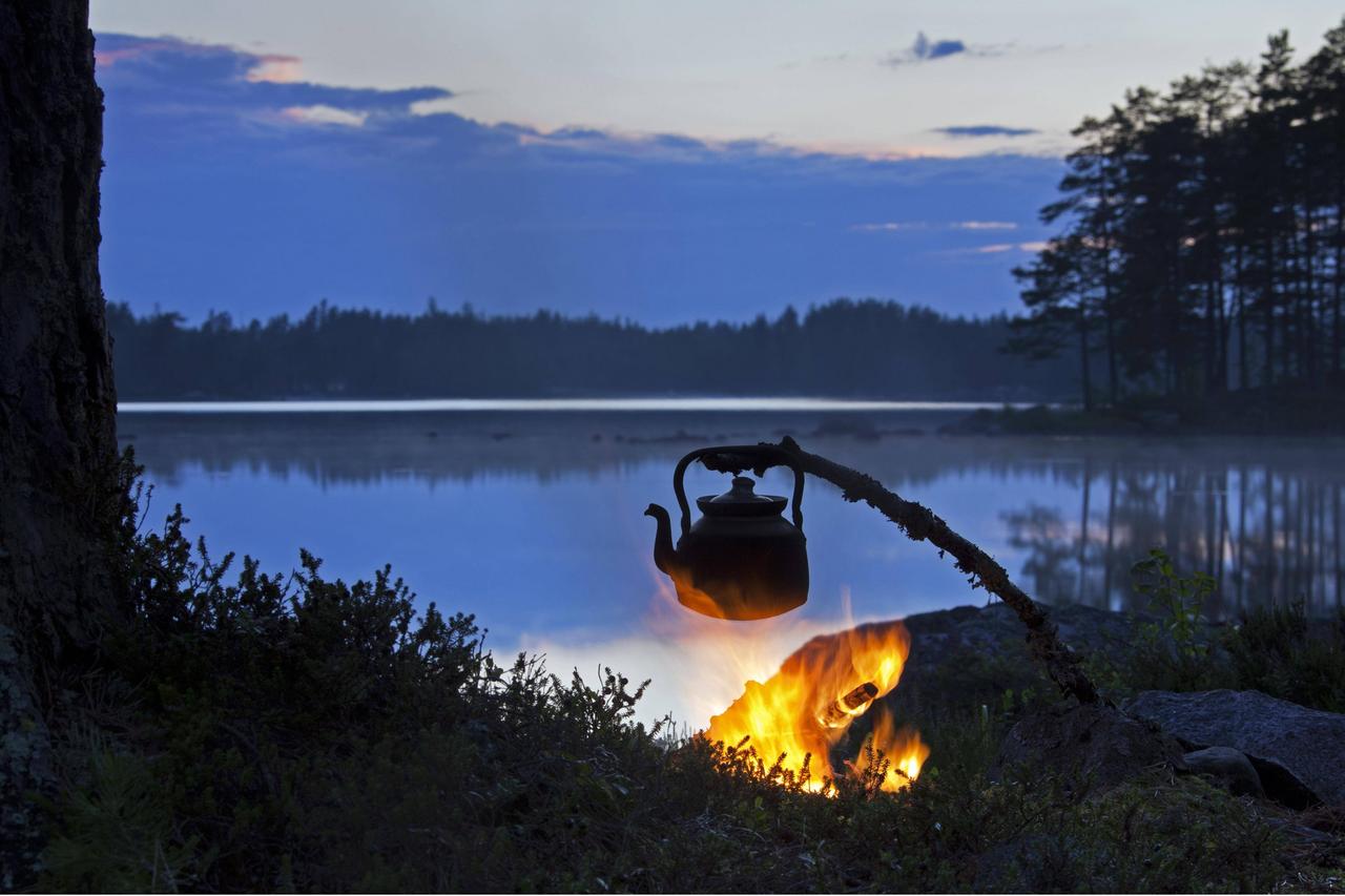 Kessel zum Kaffeekochen, der über einem offenen Lagerfeuer am See bei Sonnenuntergang erhitzt wird, Dalarna, Schweden, Europa *** Boilers to Making coffee, the via a open Campfire on Lake at Sunset heated will, dalarna, Sweden, Europe Copyright: imageBROKER/alimdix/xArterra ibltsm08888049.jpg Bitte beachten Sie die gesetzlichen Bestimmungen des deutschen Urheberrechtes hinsichtlich der Namensnennung des Fotografen im direkten Umfeld der Veröffentlichung Kessel zum Kaffeekochen, der über einem offenen Lagerfeuer am See bei Sonnenuntergang erhitzt wird, Dalarna, Schweden, Europa *** Boilers to Making coffee, the via a open Campfire on Lake at Sunset heated will, dalarna, Sweden, Europe Copyright: imageBROKER/alimdix/xArterra ibltsm08888049.jpg Bitte beachten Sie die gesetzlichen Bestimmungen des deutschen Urheberrechtes hinsichtlich der Namensnennung des Fotografen im direkten Umfeld der Veröffentlichung