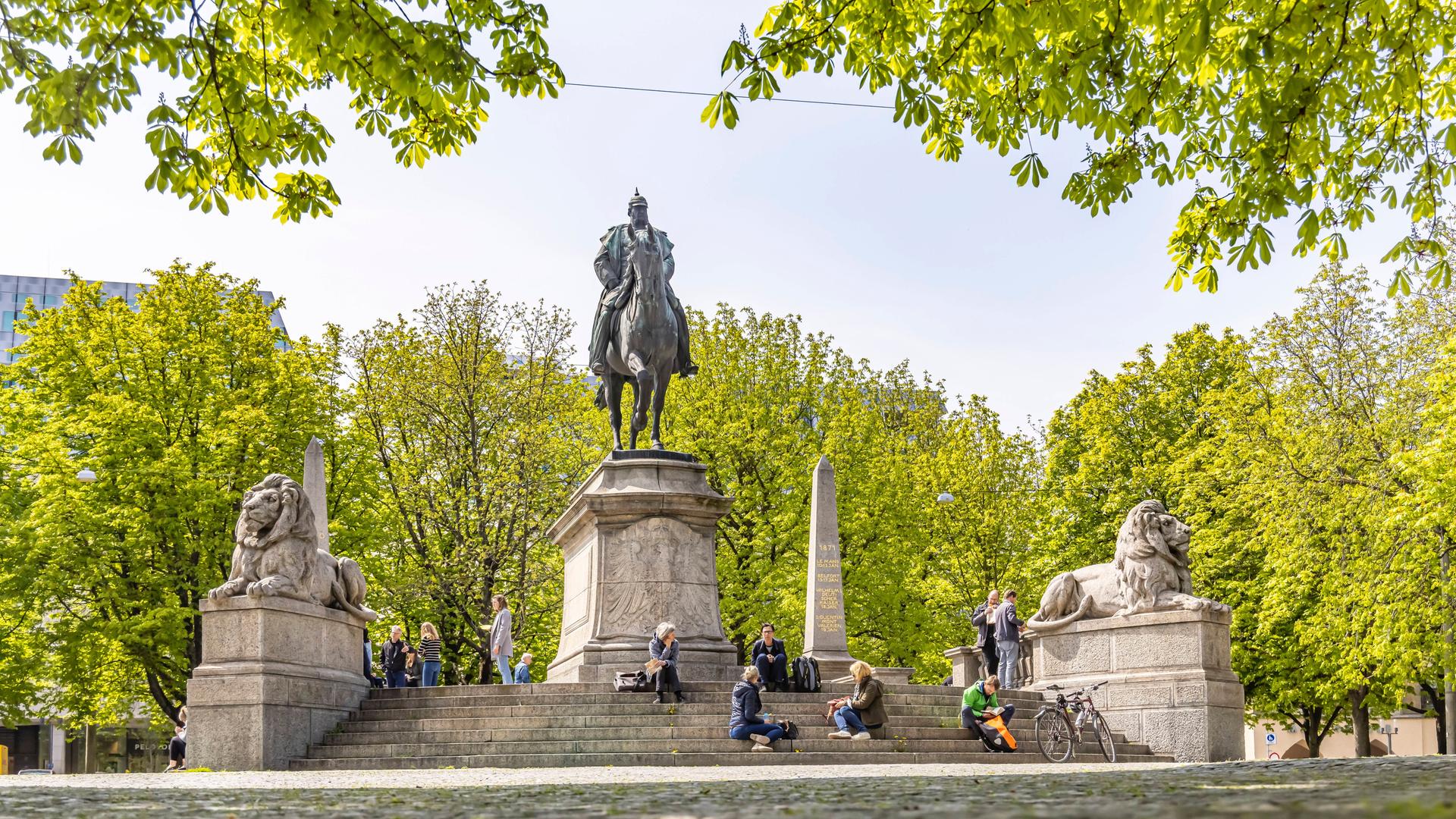 Das Reiterdenkmal von Kaiser Wilhelm I. auf dem Stuttgarter Karlsplatz. Das Reiterdenkmal von Kaiser Wilhelm I. auf dem Stuttgarter Karlsplatz.