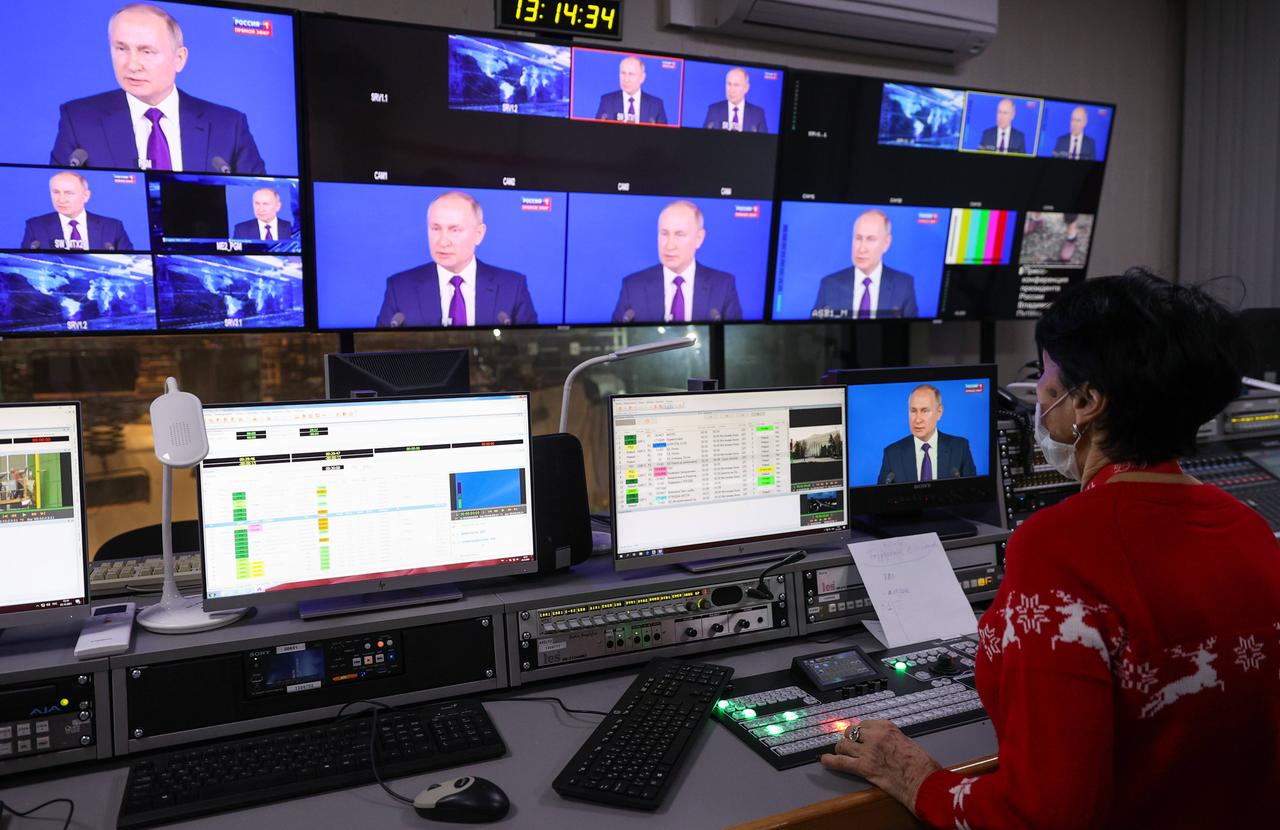Blick in den Regie-Raum während der Live-Übertragung von Wladimir Putins Pressekonferenz zum Jahresende – am 23.12.2021 Blick in den Regie-Raum während der Live-Übertragung von Wladimir Putins Pressekonferenz zum Jahresende – am 23.12.2021