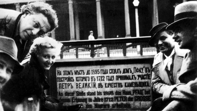 Nezval, André Breton, Jacqueline Breton (Lamba) und Toyen, 1939.