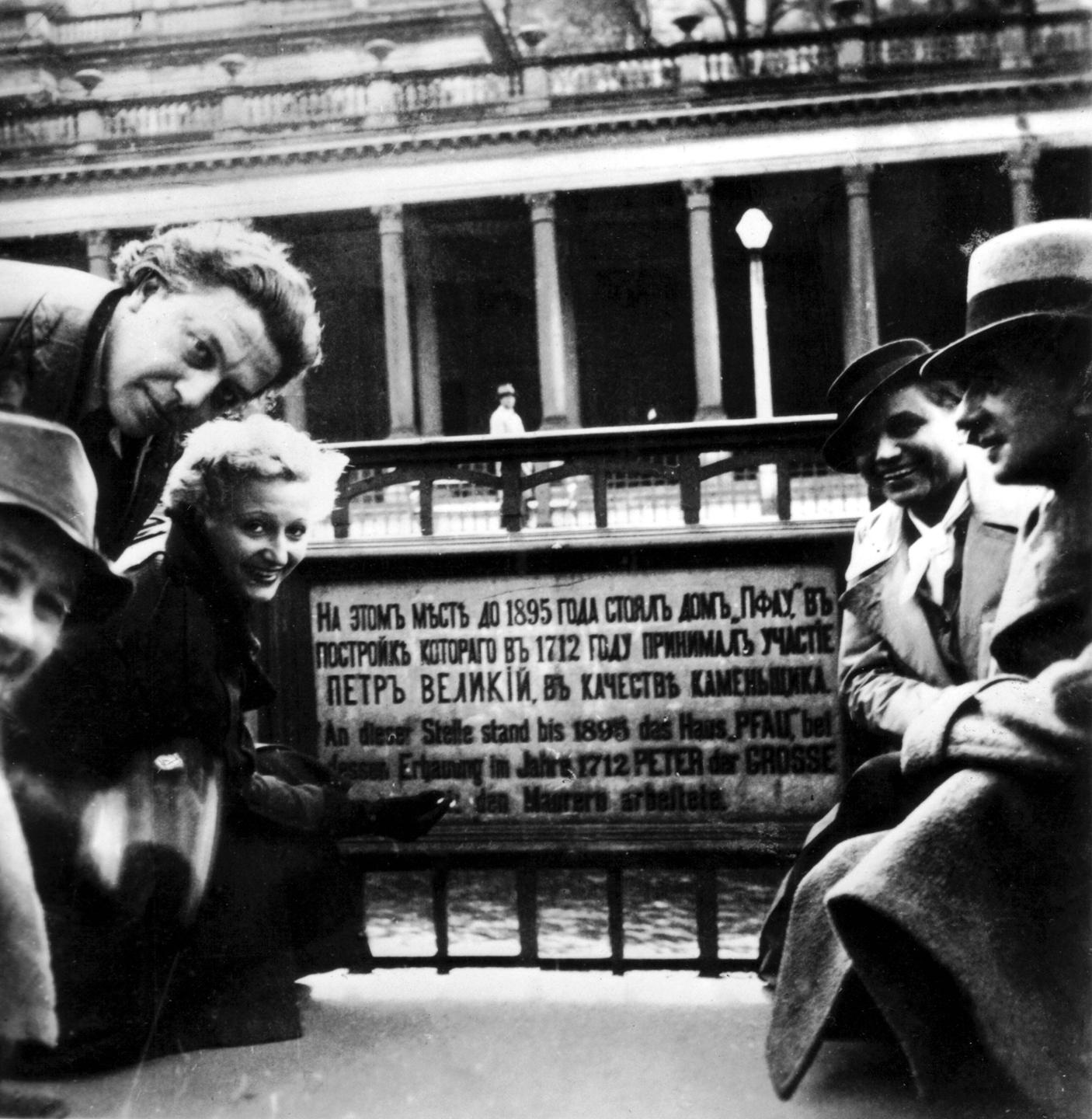Nezval, André Breton, Jacqueline Breton (Lamba) und Toyen, 1939. Nezval, André Breton, Jacqueline Breton (Lamba) und Toyen, 1939.