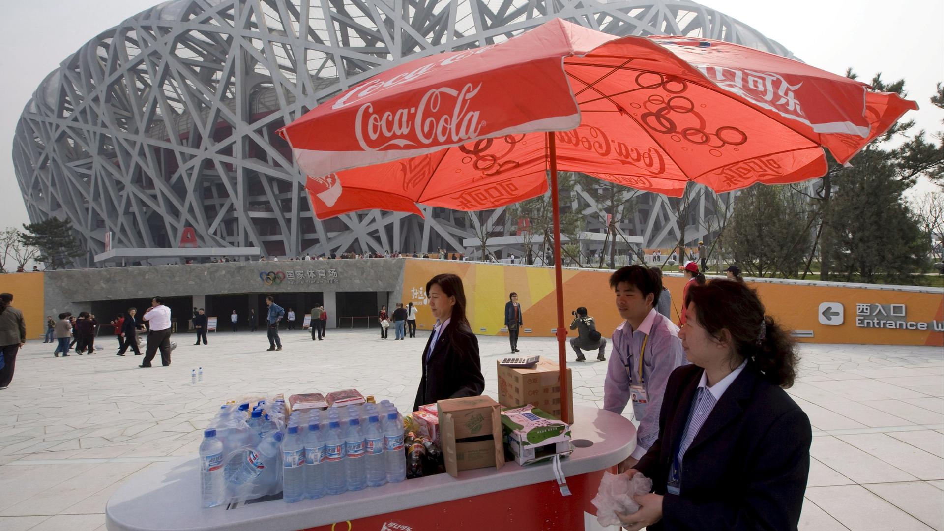 Cola-Stand vor dem Olympiastadion in Peking. Cola-Stand vor dem Olympiastadion in Peking.