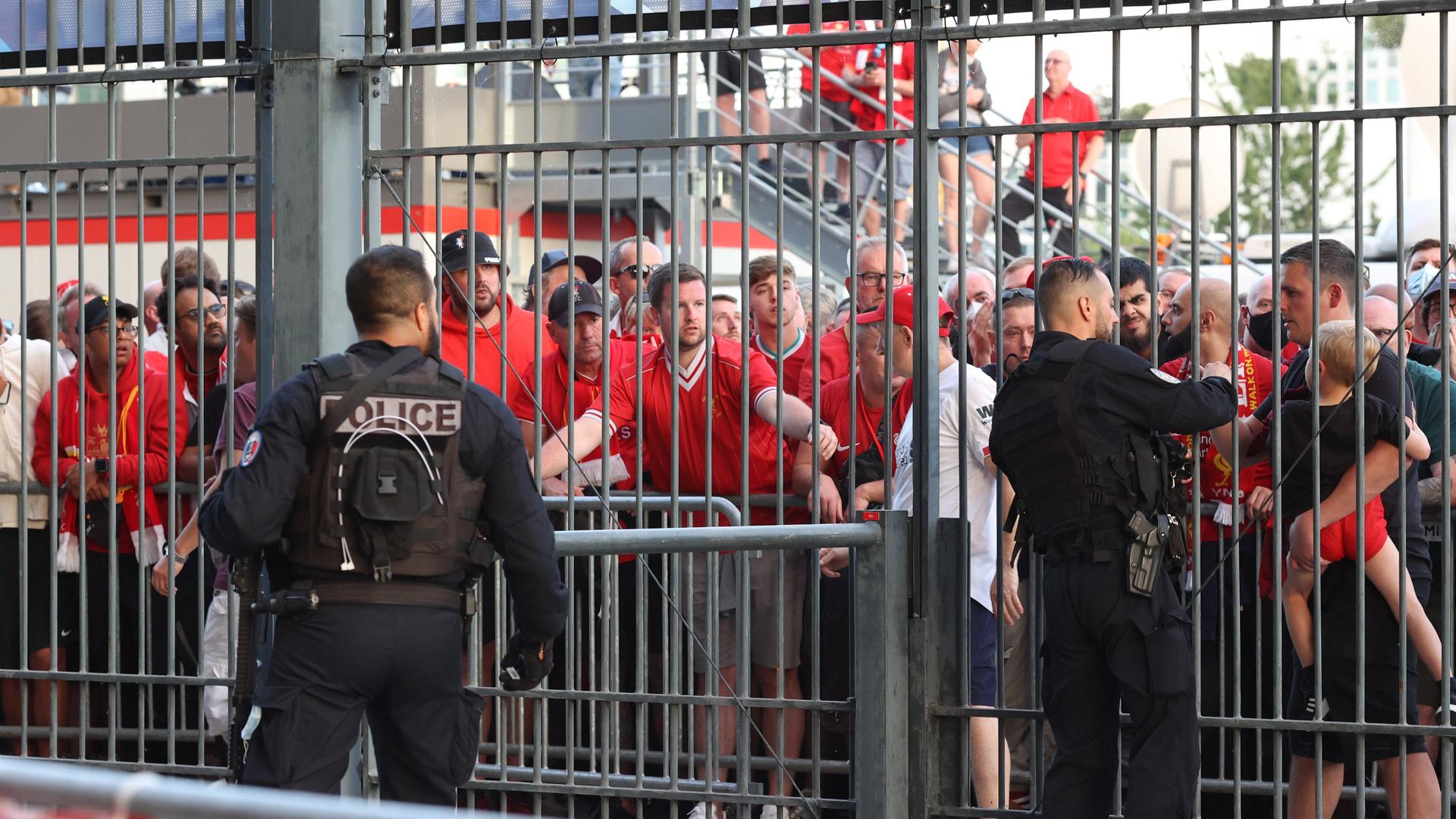 Manche Fans versuchten, über den Zaun zum Stadion zu klettern. Manche Fans versuchten, über den Zaun zum Stadion zu klettern.