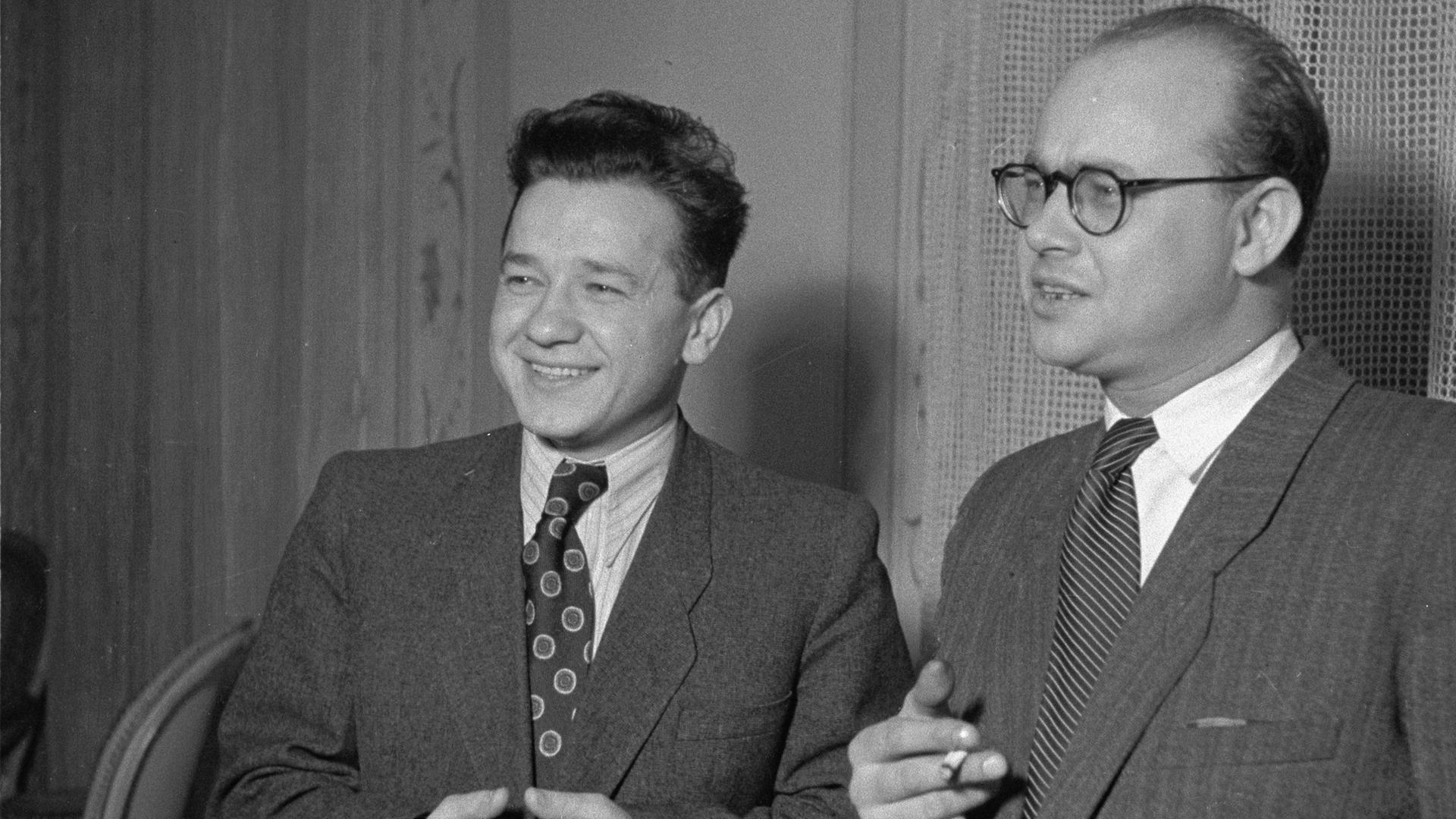 Schriftsteller Tadeusz Borowski (links) und der Beamte des Ministeriums für Kultur und Kunst Hieronim Michalski (rechts) beim  Polnischen Schriftstellerkongresses ZLP in Szczecin am 24. Januar 1949