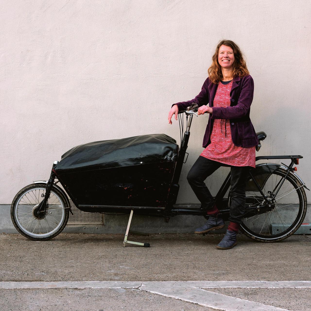 Die Autorin und Astronomin Ruth Grützbauch mit ihrem Lastenfahrrad. Die Autorin und Astronomin Ruth Grützbauch mit ihrem Lastenfahrrad.