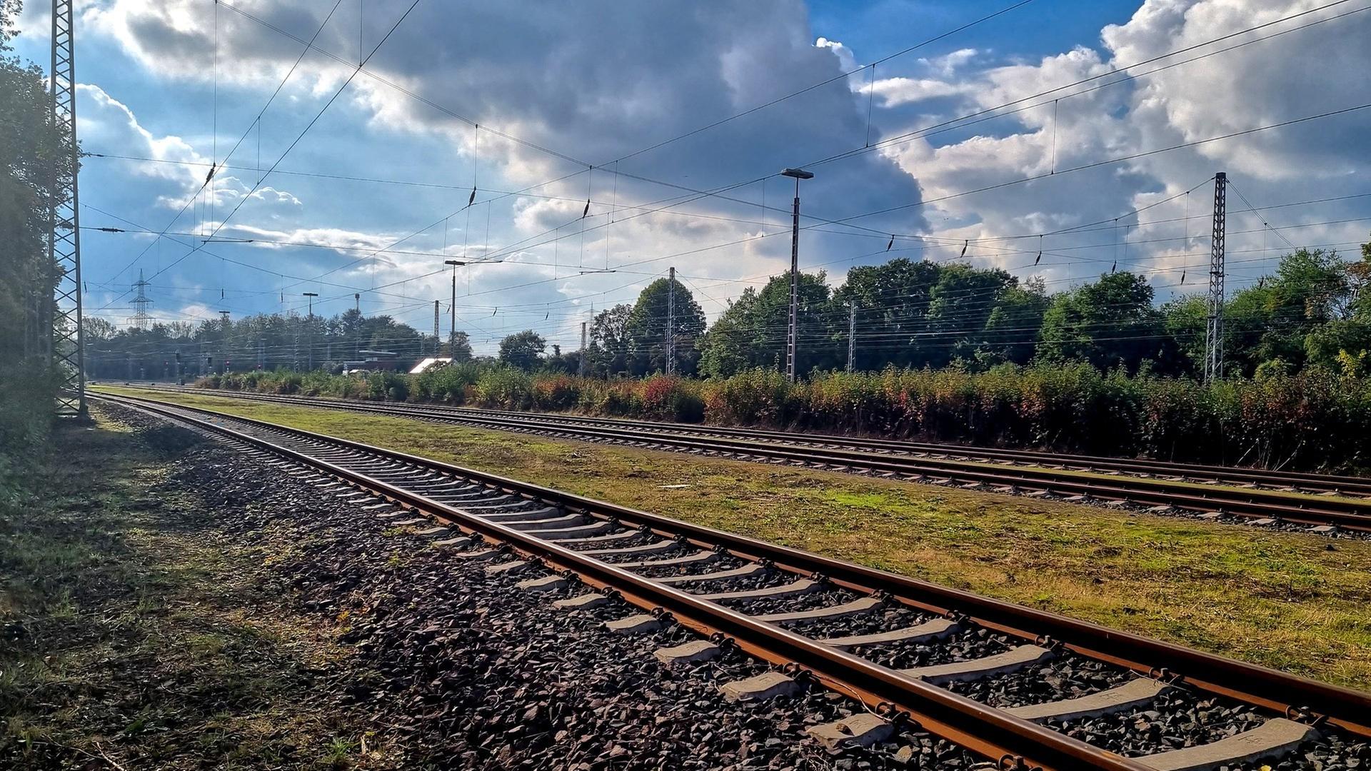 Ein Foto von Bahnschienen in der Landschaft Ein Foto von Bahnschienen in der Landschaft