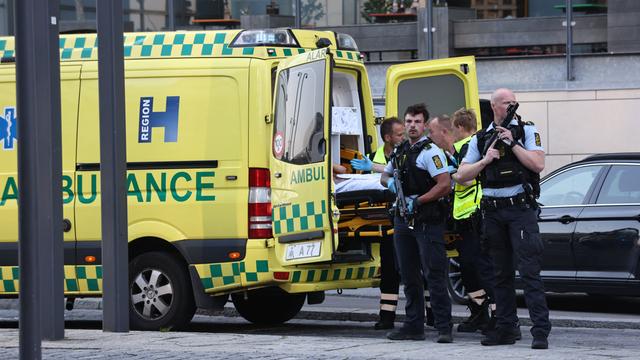 Ein Krankenwagen und bewaffnete Polizisten sind vor einem Einkaufszentrum in Kopenhagen zu sehen.