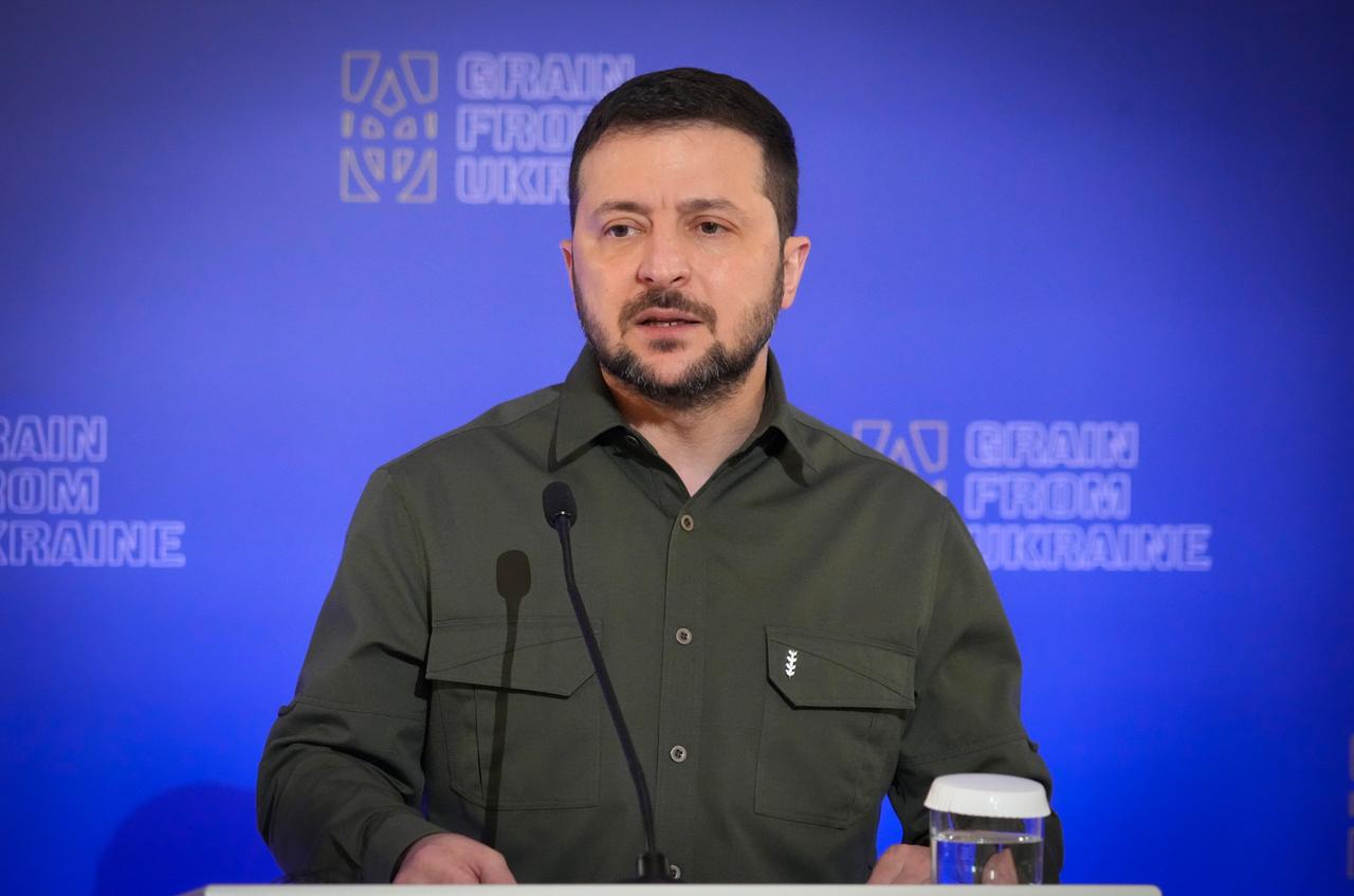 Der ukrainische Präsident Selenskyj spricht während des ersten internationalen Gipfeltreffens des humanitären Programms "Getreide aus der Ukraine". Er steht vor einem Mikrofon - im Hintergrund eine blaue Wand. Der ukrainische Präsident Selenskyj spricht während des ersten internationalen Gipfeltreffens des humanitären Programms "Getreide aus der Ukraine". Er steht vor einem Mikrofon - im Hintergrund eine blaue Wand.