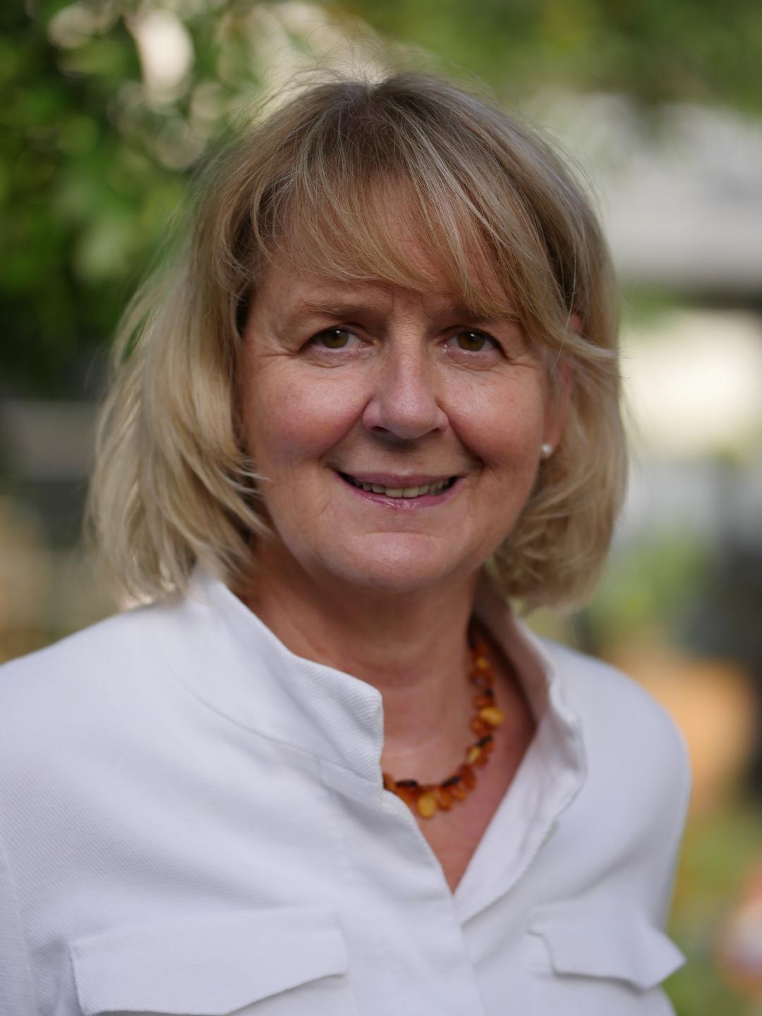 Portrait einer Frau, die in die Kamera lächelt Portrait einer Frau, die in die Kamera lächelt