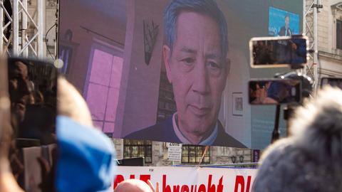 Der Mikrobiologe und Autor Sucharit Bhakdi spricht bei einer Demonstration gegen Corona-Maßnahmen in Wien. Er ist per Video zugeschaltet.