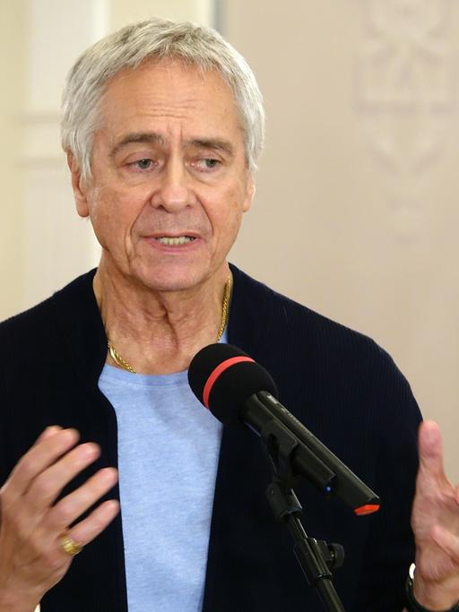 John Neumeier spricht bei einer Pressekonferenz am Bolschoi-Theater in Moskau.
