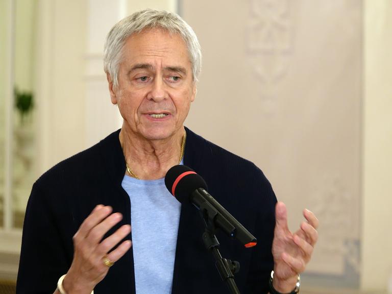 John Neumeier spricht bei einer Pressekonferenz am Bolschoi-Theater in Moskau.