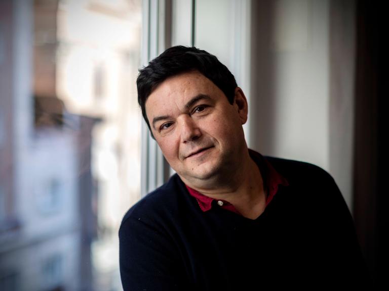 Thomas Piketty blickt freundlich in die Kamera