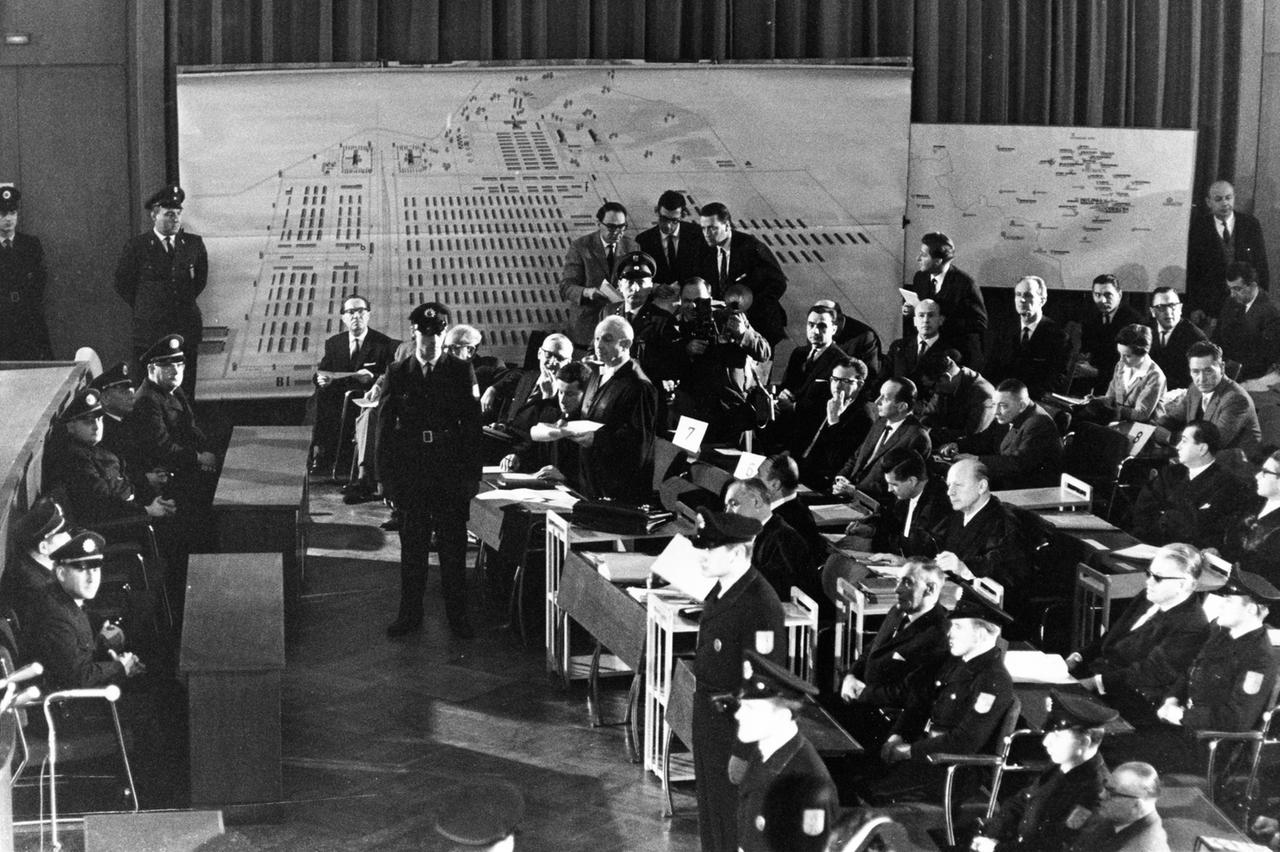 Blick in den gefüllten Plenarsaal des Frankfurter Stadtparlaments während des Auschwitz-Prozesses am 20. Dezember 1963.