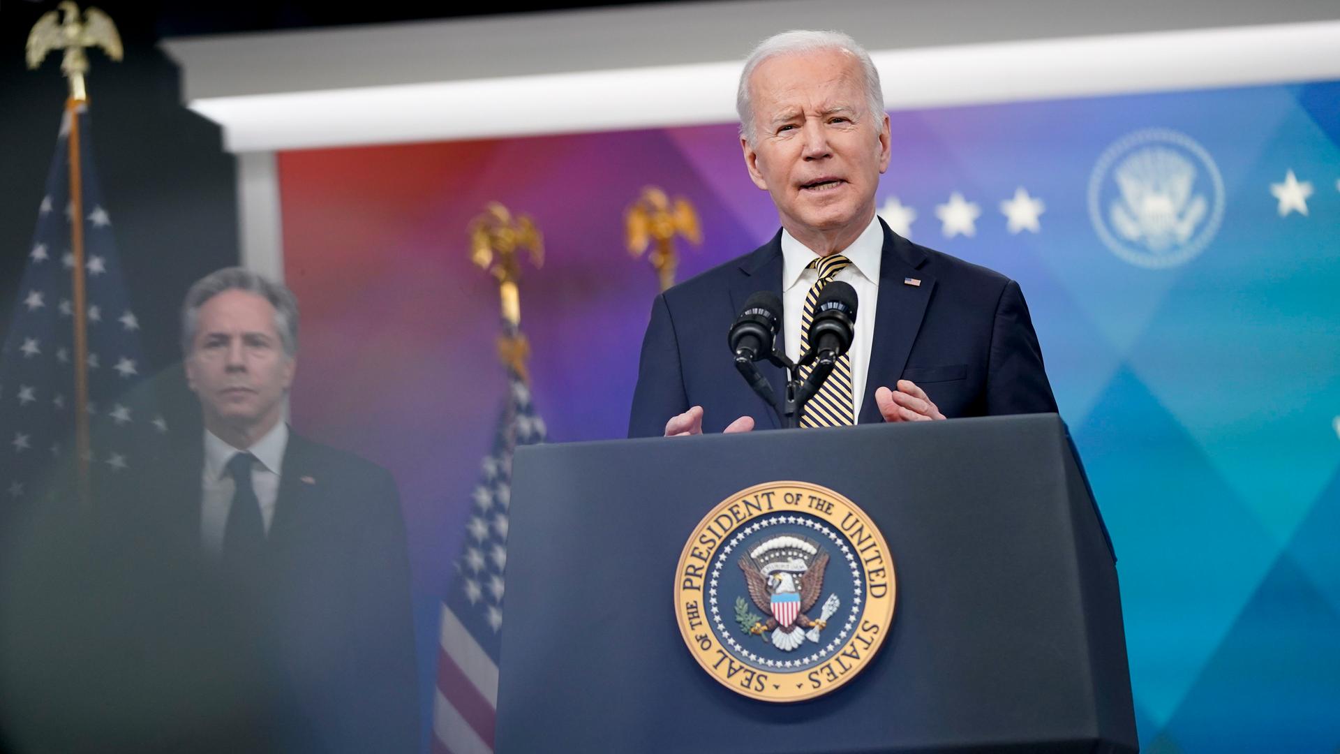 US-Präsident Biden spricht an einem Rednerpult im Weißen Haus, Washington.