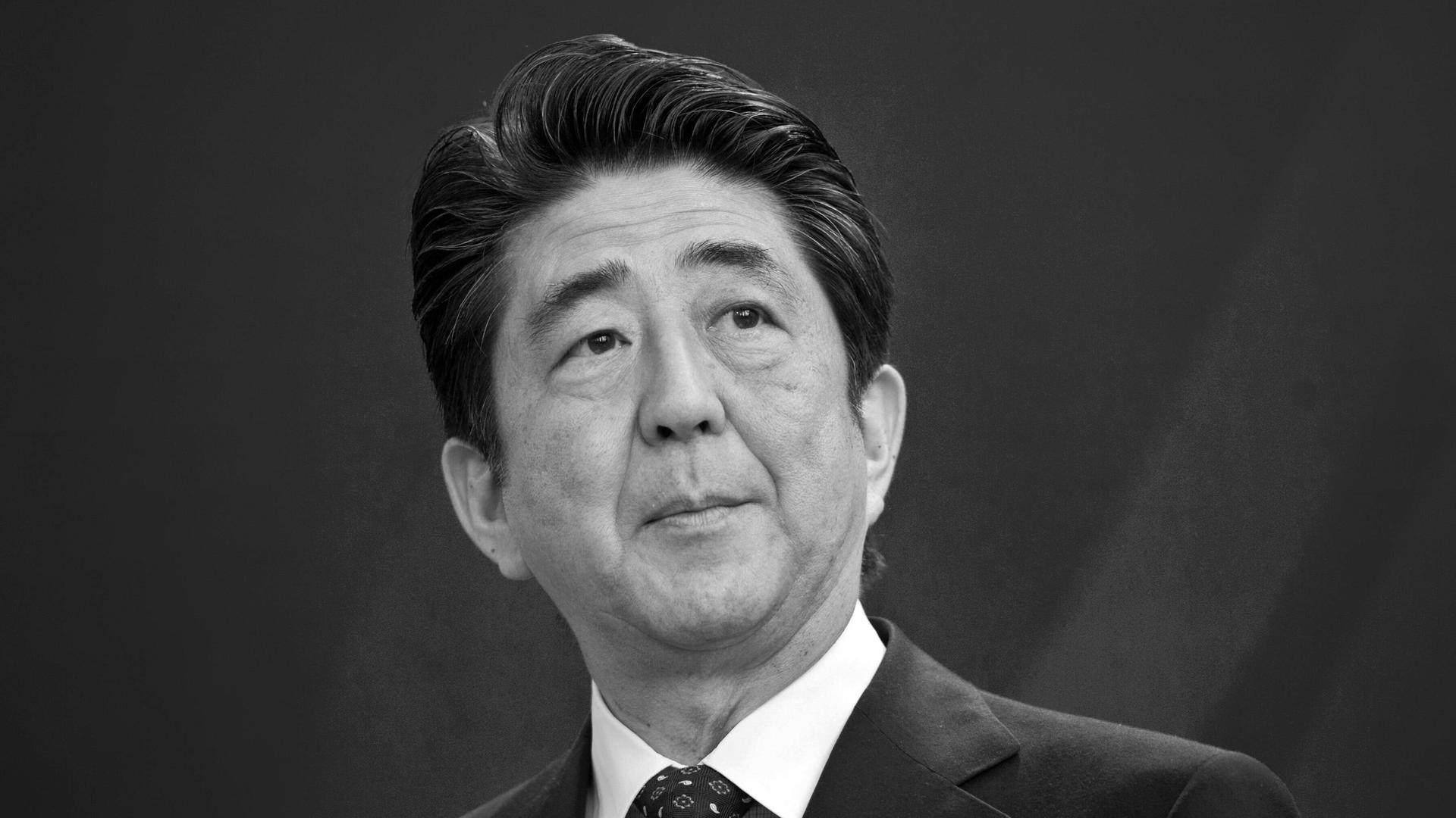 Eine Nah-Aufnahme von Shinzo Abe. Eine Nah-Aufnahme von Shinzo Abe.