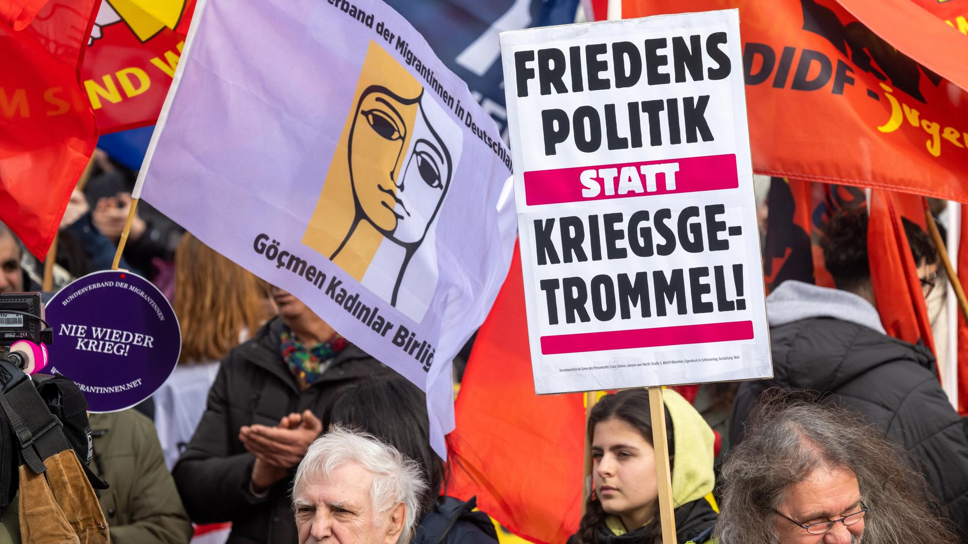 Mit Plakaten und Fahnen nehmen Demonstranten an Kundgebungen am Rande der Münchner Sicherheitskonferenz (MSC) teil. 