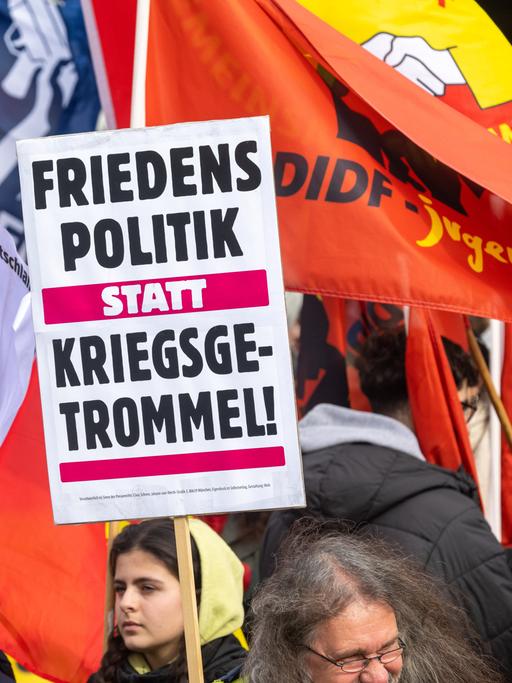 Mit Plakaten und Fahnen nehmen Demonstranten an Kundgebungen am Rande der Münchner Sicherheitskonferenz (MSC) teil. 