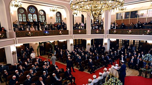 Israels Staatspräsident Isaac Herzog (R, unten) spricht am 10. März 2022 während eines Staatsbesuchs in der Türkei bei einer Zeremonie in der Neve Shalom Synagoge in Istanbul.
