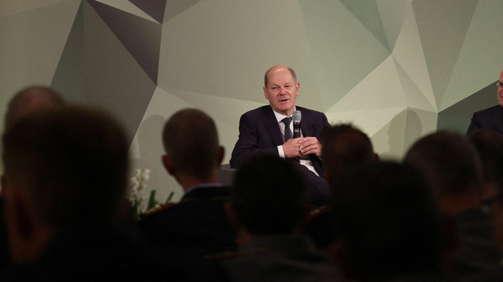 Bundeskanzler Olaf Scholz nimmt an einer Konferenz der Bundeswehr in Berlin teil. Bundeskanzler Olaf Scholz nimmt an einer Konferenz der Bundeswehr in Berlin teil.