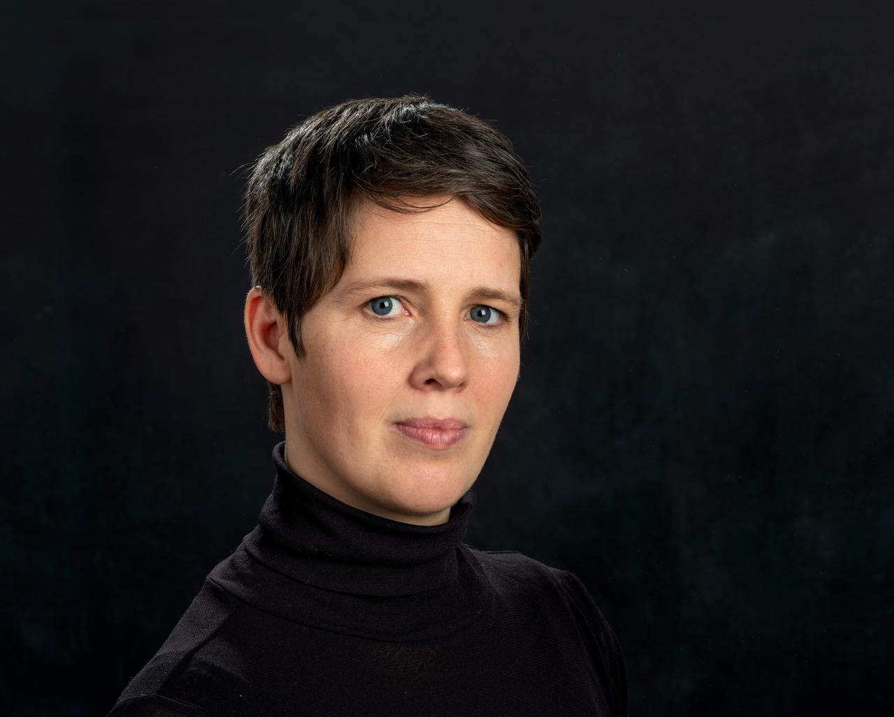 Physikerin Viola Priesemann im Portait vor einem dunklem Hintergrund Physikerin Viola Priesemann im Portait vor einem dunklem Hintergrund