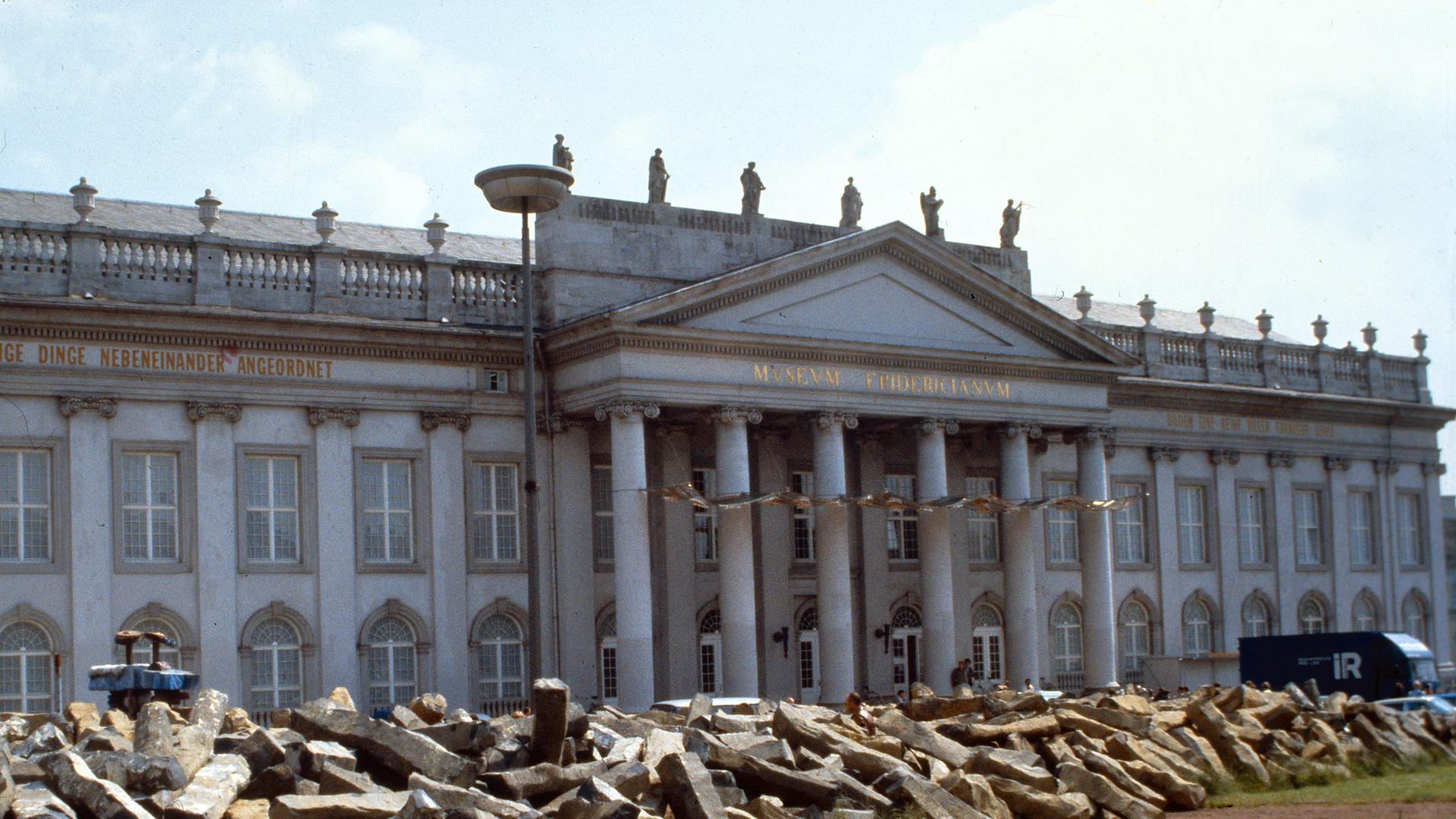 Zum Start der" documenta 7" ließ Joseph Beuys 7.000 Basaltstelen alsDreieck auf dem Friedrichsplatz in Kassel aufhäufen. An dessen Spitze pflanzte er die erste von 7.000 Eichen Zum Start der" documenta 7" ließ Joseph Beuys 7.000 Basaltstelen alsDreieck auf dem Friedrichsplatz in Kassel aufhäufen. An dessen Spitze pflanzte er die erste von 7.000 Eichen