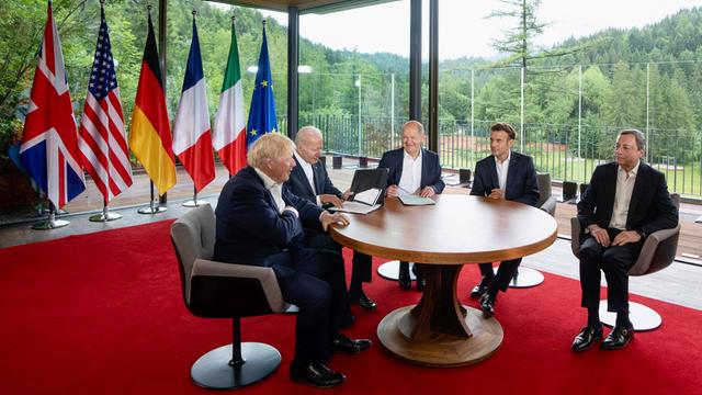 Der britische Premierminister Boris Johnson, US-Präsident Joe Biden, Bundeskanzler Olaf Scholz, der französische Präsident Emmanuel Macron und der italienische Ministerpräsident Mario Draghi bei einer Unterredung in Schloss Elmau 