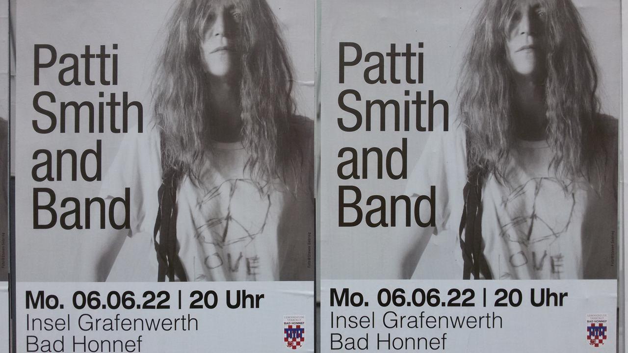 Zwei nebeneinander hängende Plakte, die das Konzert von Patti Smith im Juni 2022 ankündigen. Zwei nebeneinander hängende Plakte, die das Konzert von Patti Smith im Juni 2022 ankündigen.