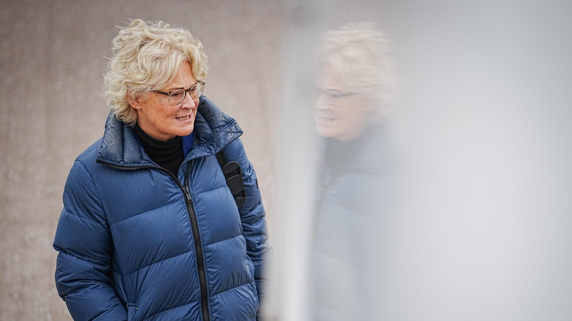 Christine Lambrecht (SPD), Bundesministerin der Verteidigung, geht zum Airbus A321 der Luftwaffe auf dem militärischen Teil des BER-Flughafens für den Flug nach Bratislava. In Bratislava trifft die Ministerin ihren slowakischen Amtskollegen bevor sie in dem Nato-Land stationierte deutsche Bundeswehrsoldaten in Lest (Truppenübungszentrum) und Sliac (Militärflughafen) trifft. Die deutschen Soldaten in der direkt an die Ukraine grenzenden Slowakei gehören zur Air Missile Defence Task Force und der multinationalen Battlegroup der Nato. Christine Lambrecht (SPD), Bundesministerin der Verteidigung, geht zum Airbus A321 der Luftwaffe auf dem militärischen Teil des BER-Flughafens für den Flug nach Bratislava. In Bratislava trifft die Ministerin ihren slowakischen Amtskollegen bevor sie in dem Nato-Land stationierte deutsche Bundeswehrsoldaten in Lest (Truppenübungszentrum) und Sliac (Militärflughafen) trifft. Die deutschen Soldaten in der direkt an die Ukraine grenzenden Slowakei gehören zur Air Missile Defence Task Force und der multinationalen Battlegroup der Nato.