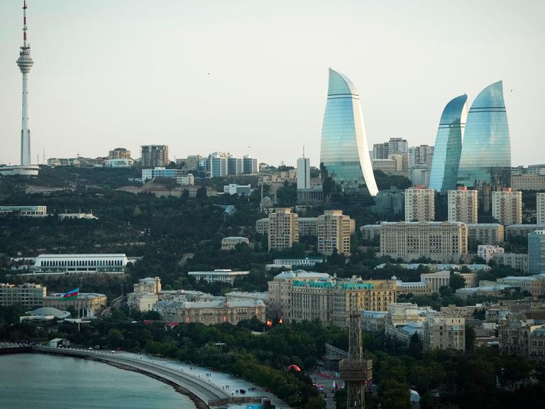 Ansicht Baku vom Meer aus
