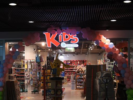 Ein Landen für Kinderspielzeug mit Leuchtschrift "Kids".
