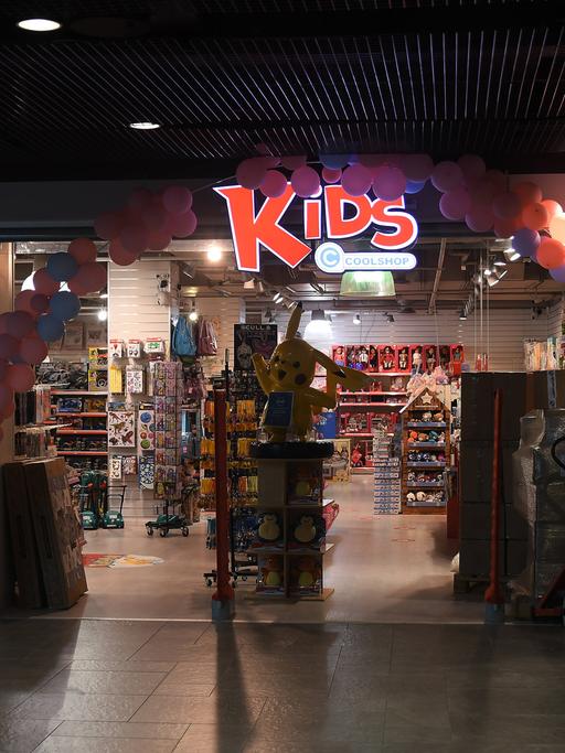 Ein Landen für Kinderspielzeug mit Leuchtschrift "Kids".