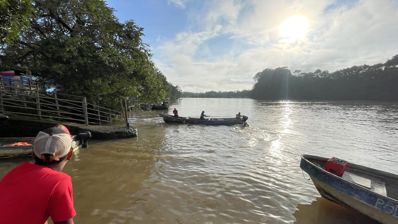 Fischerboote auf dem Fluss Chepo, Panama Fischerboote auf dem Fluss Chepo, Panama