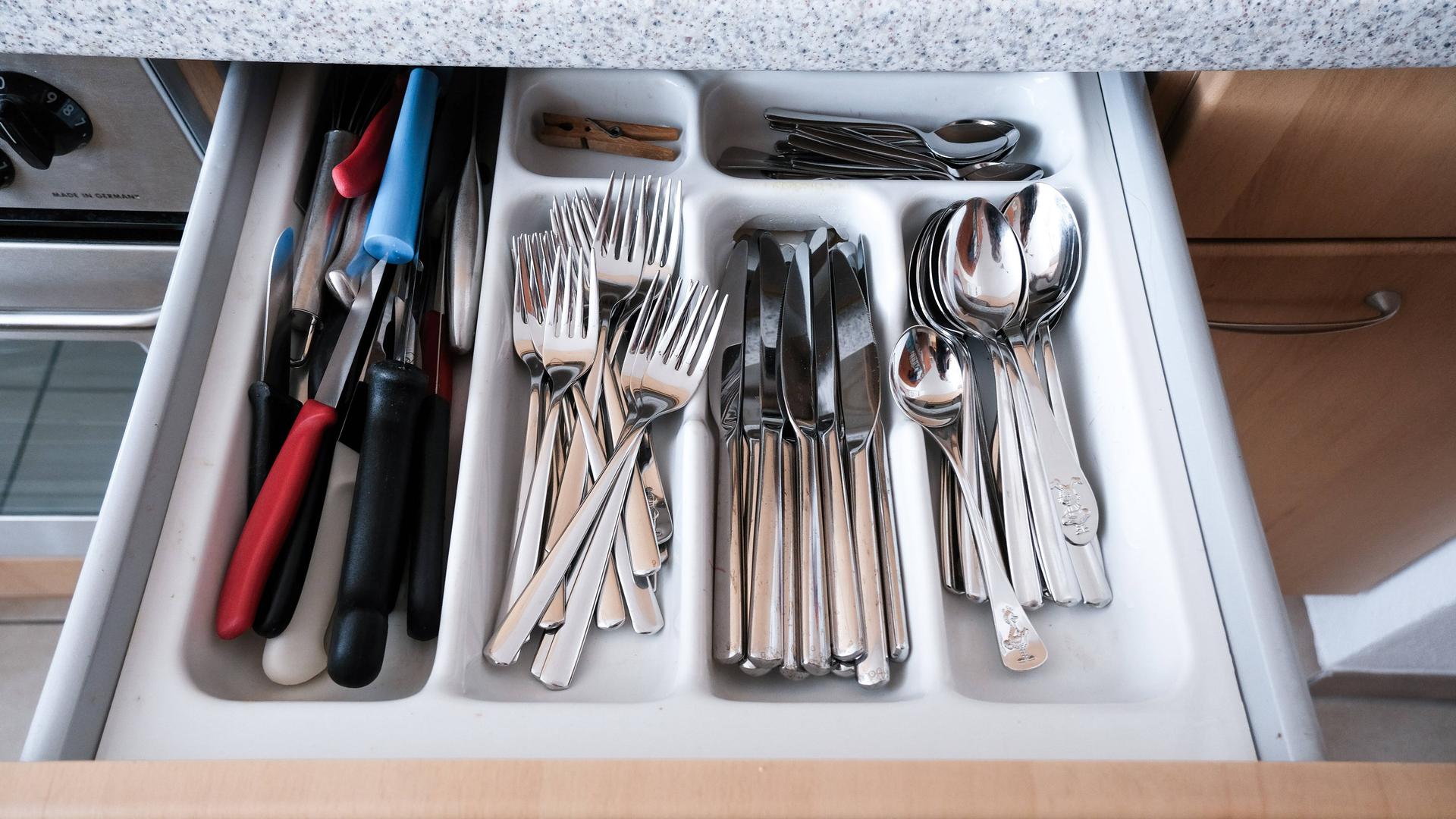 Besteckkasten mit Küchenutensilien wie Messer, Gabel, Löffel, Gemüsemesser in einer Einbauküche Besteckkasten mit Küchenutensilien wie Messer, Gabel, Löffel, Gemüsemesser in einer Einbauküche