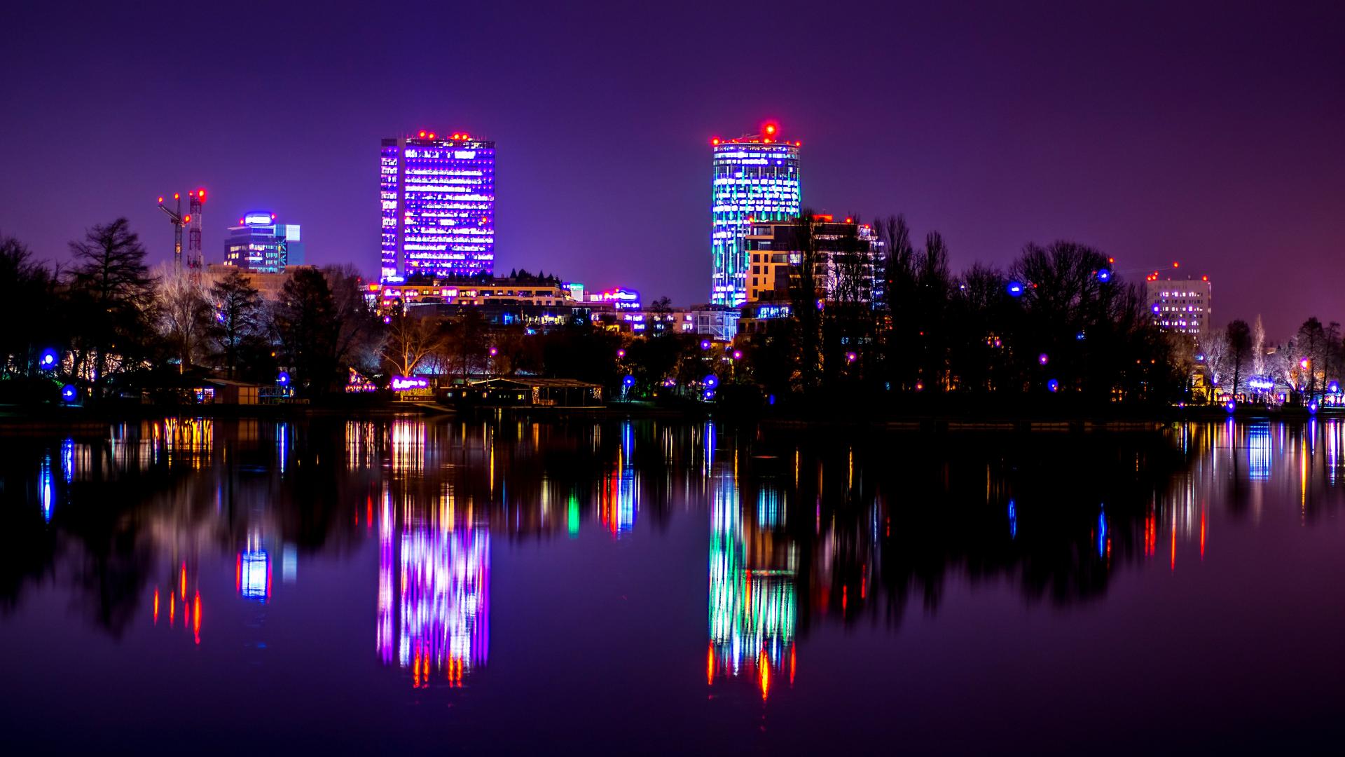 Die Skyline von Bukarest bei Nacht, in lila Farben getaucht. Die Skyline von Bukarest bei Nacht, in lila Farben getaucht.
