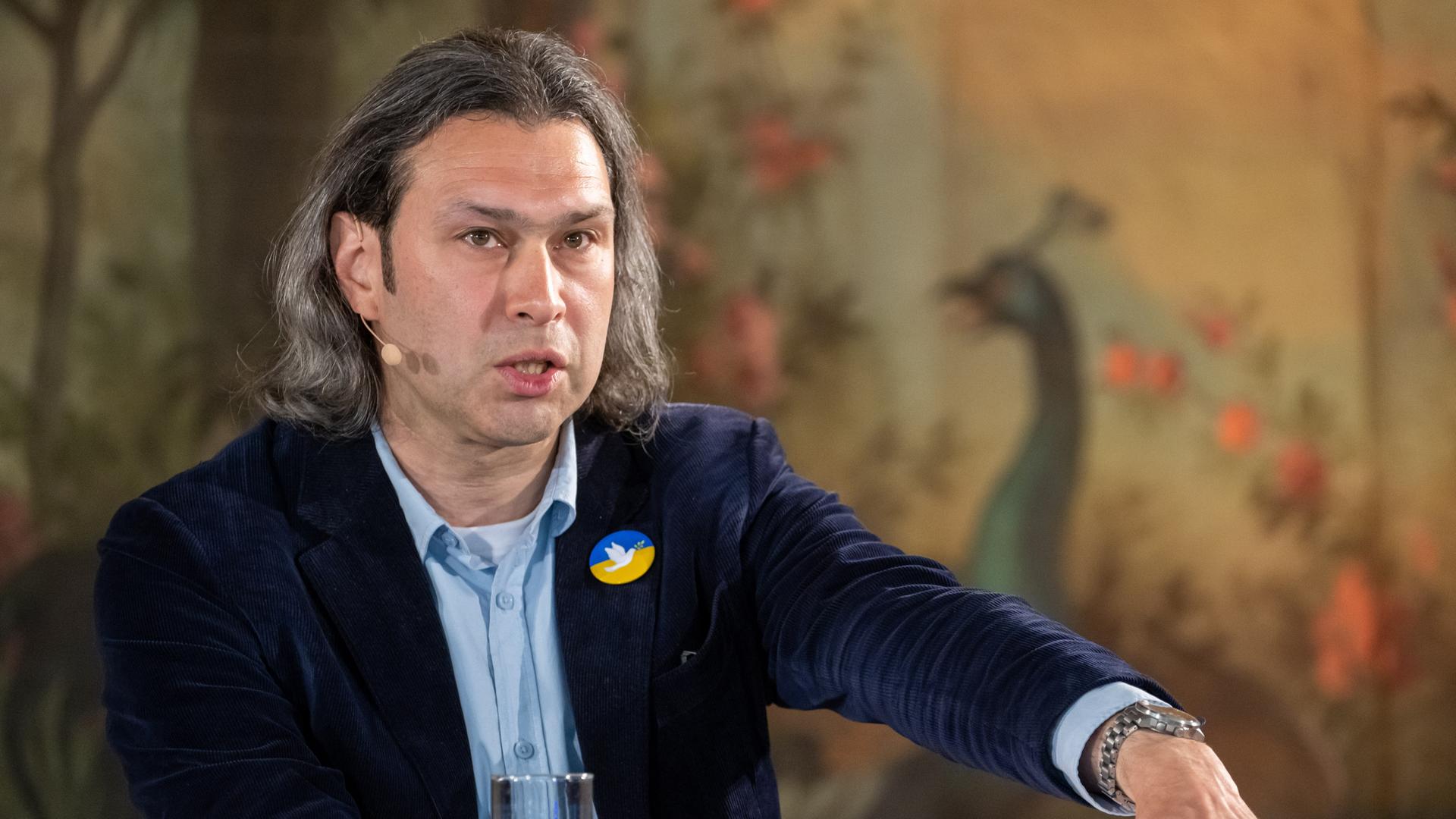 Auf dem Bild ist der Dirigent Vladimir Jurowski zu sehen. Er trägt ein blaues Jackett. Auf dem Bild ist der Dirigent Vladimir Jurowski zu sehen. Er trägt ein blaues Jackett.
