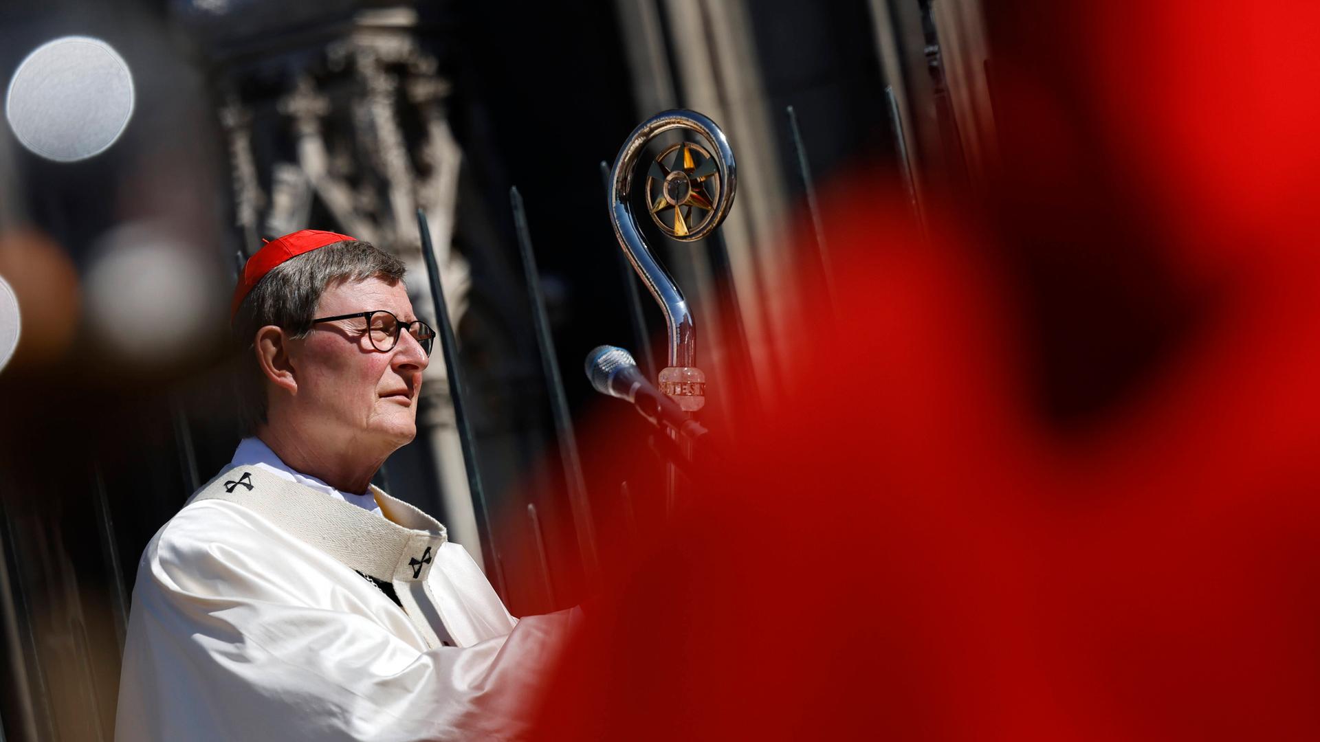 Erzbischof Rainer Maria Kardinal Woelki mit Hirtenstab beim Pontifikalamt zu Fronleichnam 2022 auf dem Roncalliplatz mit anschließender Prozession durch die Kölner Innenstadt. Erzbischof Rainer Maria Kardinal Woelki mit Hirtenstab beim Pontifikalamt zu Fronleichnam 2022 auf dem Roncalliplatz mit anschließender Prozession durch die Kölner Innenstadt.