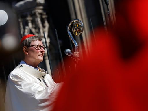 Erzbischof Rainer Maria Kardinal Woelki mit Hirtenstab beim Pontifikalamt zu Fronleichnam 2022 auf dem Roncalliplatz mit anschließender Prozession durch die Kölner Innenstadt.