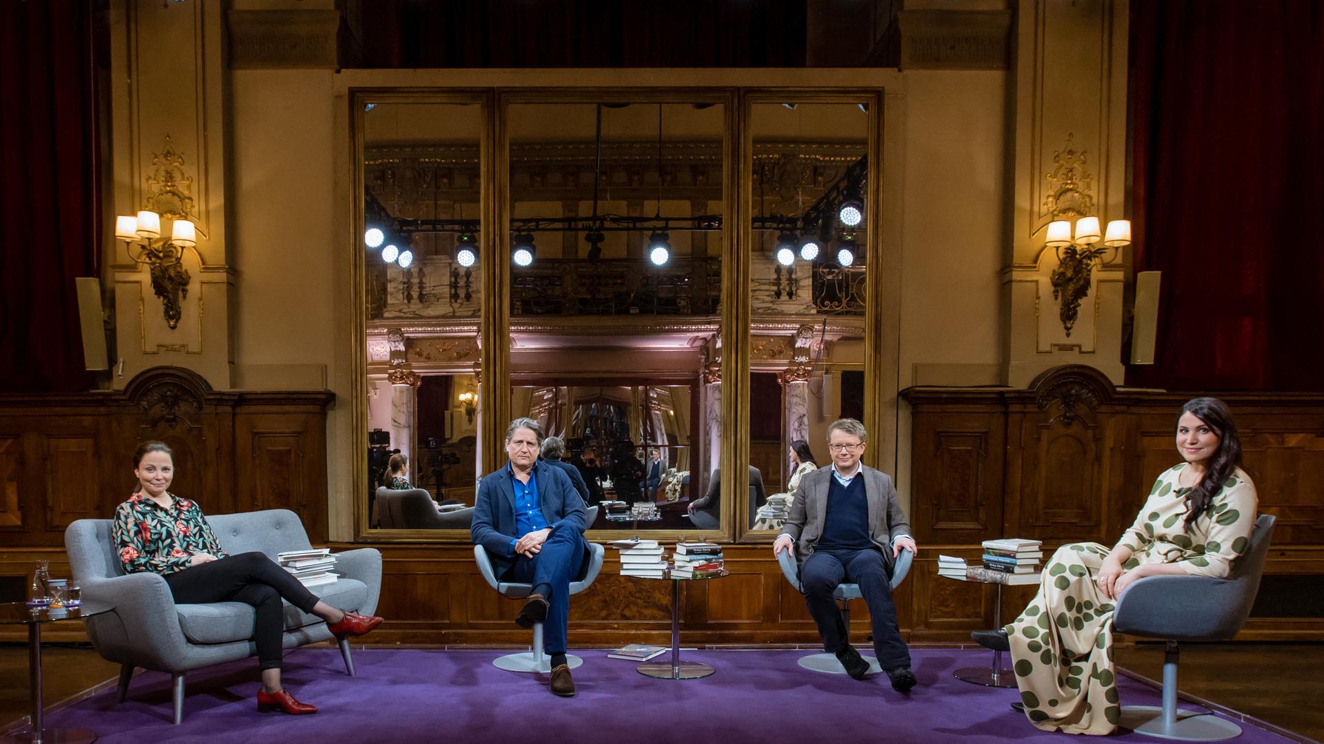 Von links: Thea Dorn, Jakob Augstein, Adam Soboczynski, Vea Kaiser Von links: Thea Dorn, Jakob Augstein, Adam Soboczynski, Vea Kaiser
