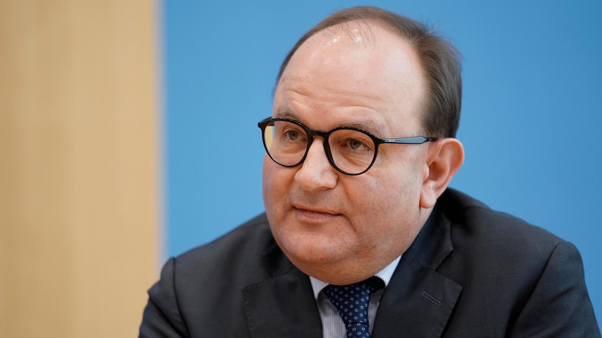 Professor Ottmar Edenhofer, Direktor des Potsdam-Institut für Klimafolgenforschung, in der Bundespressekonferenz Professor Ottmar Edenhofer, Direktor des Potsdam-Institut für Klimafolgenforschung, in der Bundespressekonferenz