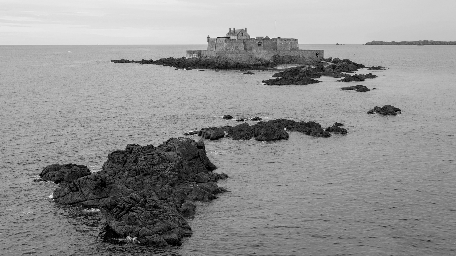 Gezeiten-Insel Petit-Bé mit Fort National, Saint Malo, Ille et Vilaine, Bretagne, Frankreich. Gezeiten-Insel Petit-Bé mit Fort National, Saint Malo, Ille et Vilaine, Bretagne, Frankreich.