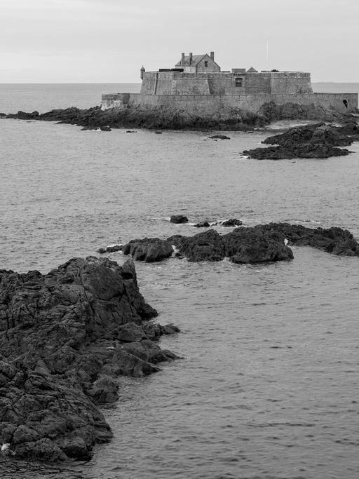 Gezeiten-Insel Petit-Bé mit Fort National, Saint Malo, Ille et Vilaine, Bretagne, Frankreich.