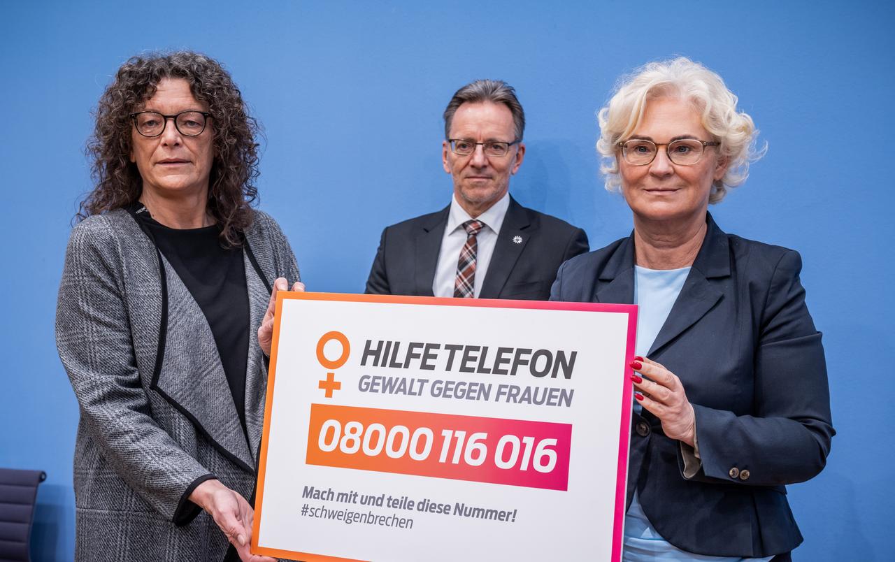 Die geschäftsführente Familienministerin Christine Lambrecht, Petra Söchting, Leiterin des Hilfetelefons "Gewalt gegen Frauen", und Holger Münch, Präsident des BKA, zeigen bei der Pressekonferenz zur kriminalistischen Auswertung zur Partnerschaftsgewalt die Telefonnummer vom "Hilfetelefon Gewalt gegen Frauen" Die geschäftsführente Familienministerin Christine Lambrecht, Petra Söchting, Leiterin des Hilfetelefons "Gewalt gegen Frauen", und Holger Münch, Präsident des BKA, zeigen bei der Pressekonferenz zur kriminalistischen Auswertung zur Partnerschaftsgewalt die Telefonnummer vom "Hilfetelefon Gewalt gegen Frauen"