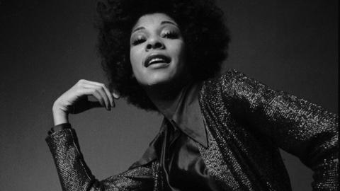 Schwarz-weiß Portrait der amerikanischen Funk, Soul und R&B Sängerin Betty Davis, New York, 1969.