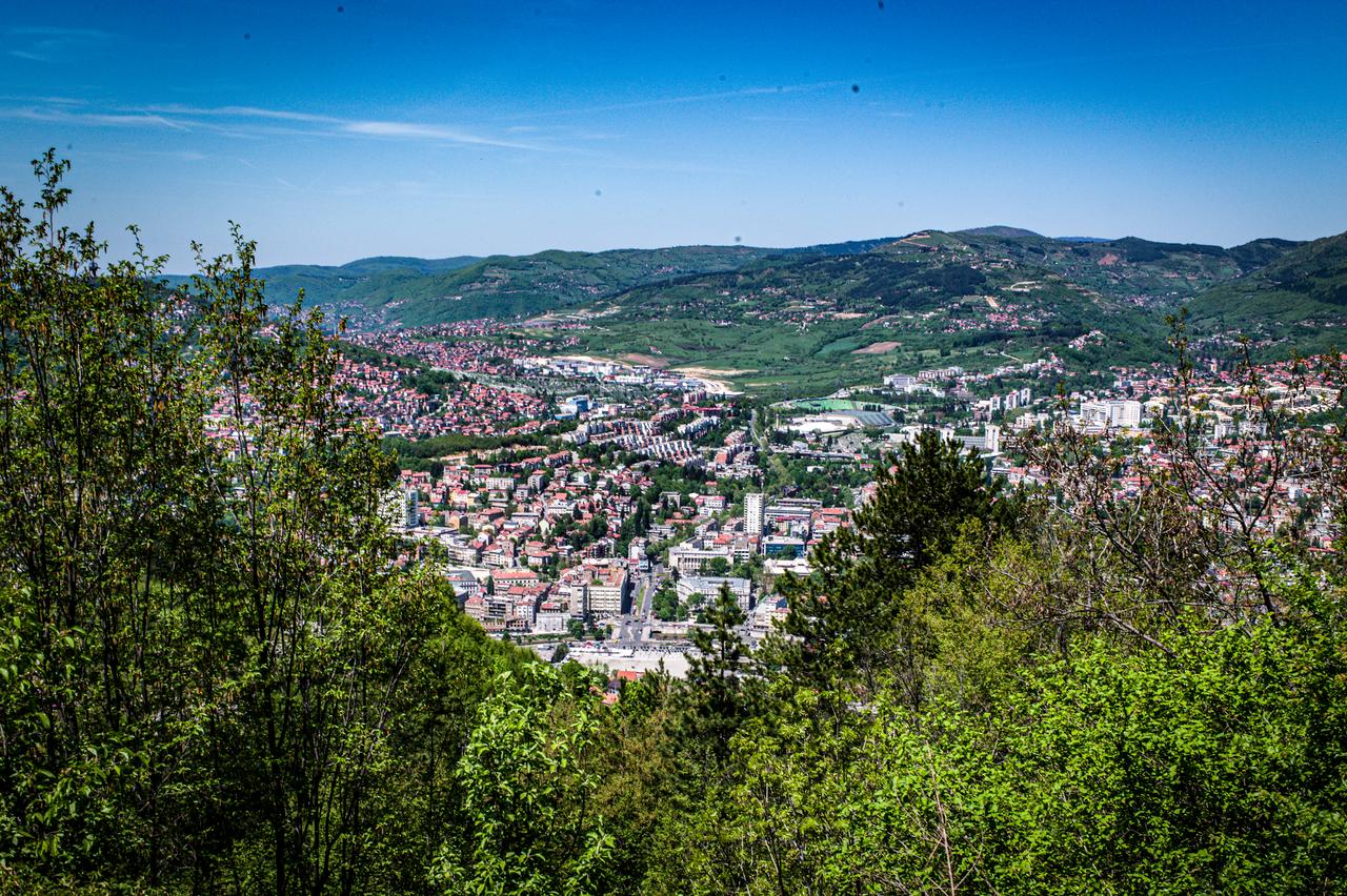 Blick auf Sarajevo, das in einem einem Kessel zwischen den Bergen Trebevic, Igman und Bjelasnica liegt. 