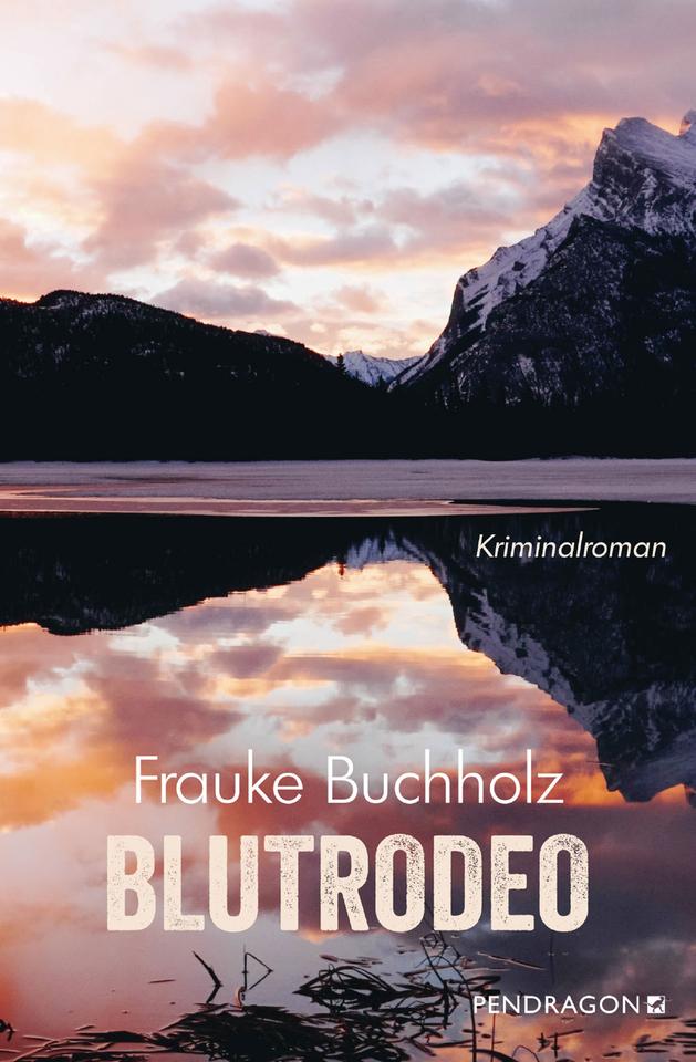 Das Cover des Krimis von Frauke Buchholz, "Blutrodeo". Es zeigt einen Gebirgsee, in dem sich die Berge spiegeln, die im Hintergrund auch zu sehen sind. Das Buch ist auf der Krimibestenliste von Deutschlandfunk Kultur.