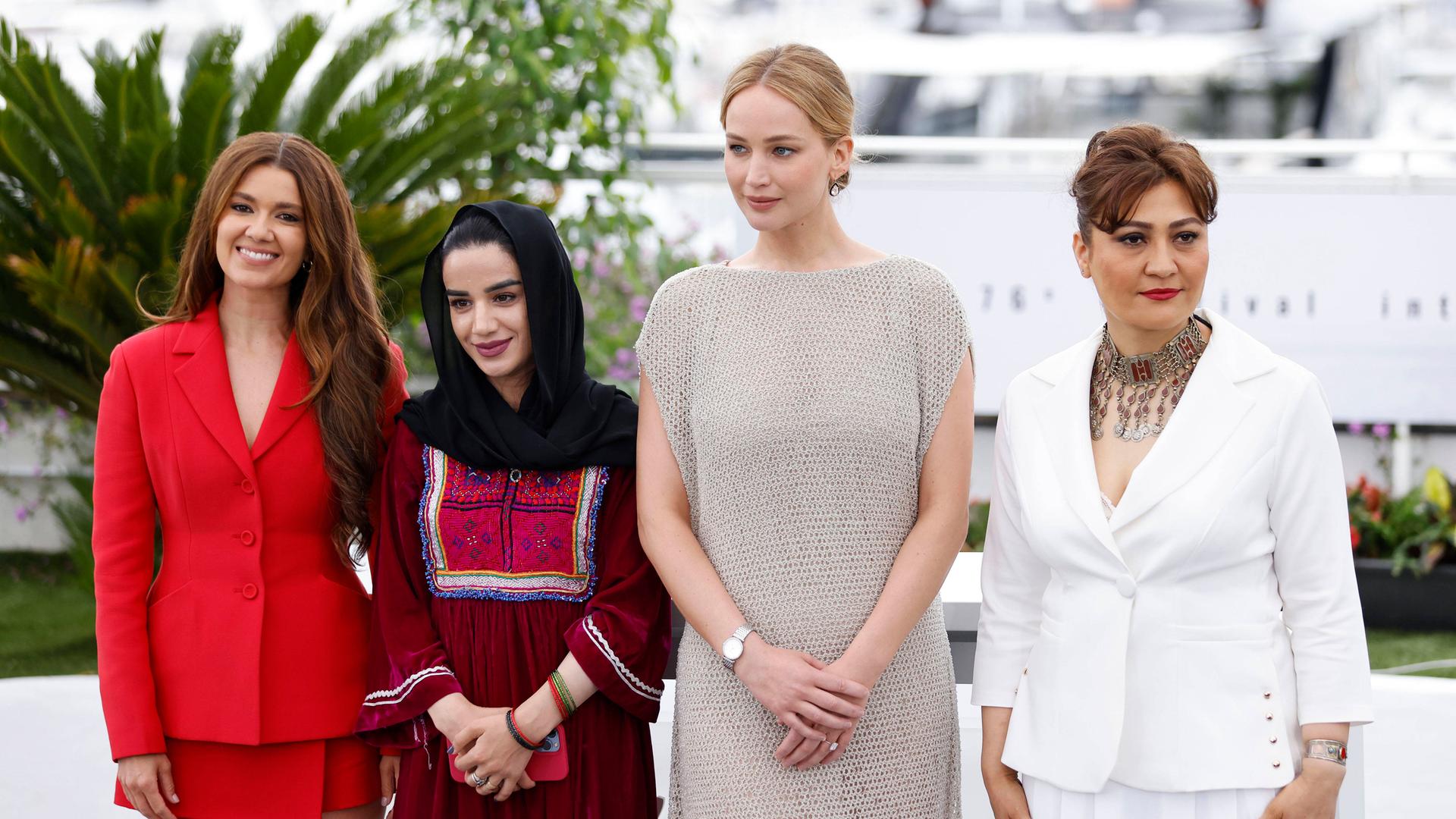 Justine Ciarrocchi, Dr. Zahra Mohammadi, Jennifer Lawrence und Regisseurin Sahra Mani beim Photocall zum Dokumentarfilm Bread And Roses auf dem Festival de Cannes 2023 Justine Ciarrocchi, Dr. Zahra Mohammadi, Jennifer Lawrence und Regisseurin Sahra Mani beim Photocall zum Dokumentarfilm Bread And Roses auf dem Festival de Cannes 2023